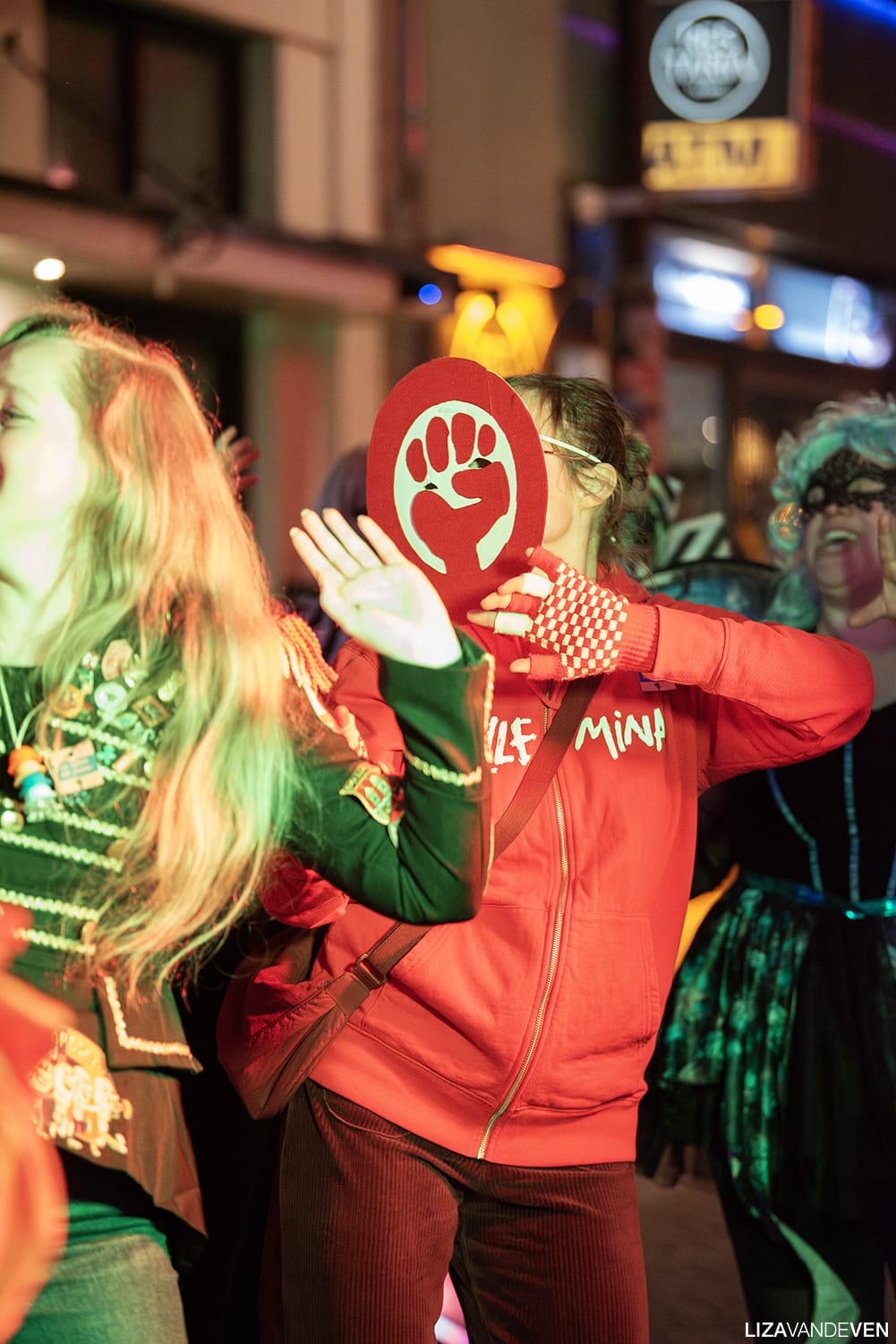 TIjdens de opnames van de carnavalskraker van Dolle Mina Lampegat